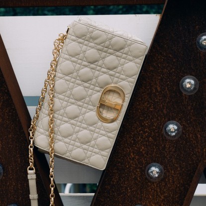 Dior Caro: Δείτε το making of της νέας iconic τσάντας του γαλλικού οίκου 