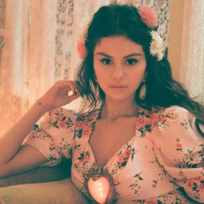 Αντιγράψτε το μακιγιάζ της Selena Gomez που δημιούργησε η ίδια με ροζ αποχρώσεις