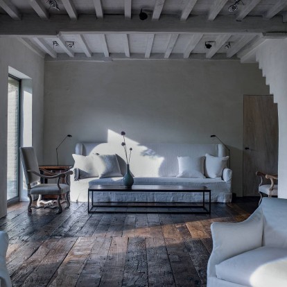 Ένα ευήλιο country house στο Βέλγιο που συνδυάζει τα μινιμαλιστικά στοιχεία με μια ιδιωτική gallery