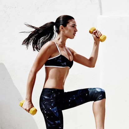 Low-impact workout: 8 ασκήσεις που θα σας βοηθήσουν να είστε πάντα σε «φόρμα» 