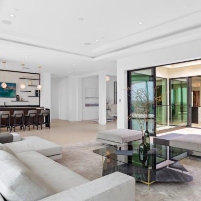 Ένα house tour σε μία ultra modern μεζονέτα στην California που θα λατρέψετε