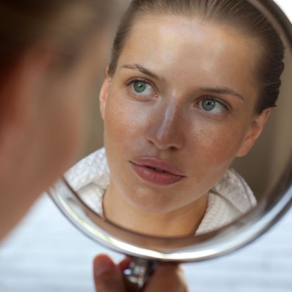 5 DIY face scrubs για να μην ξαναβγάλετε μαύρα στίγματα