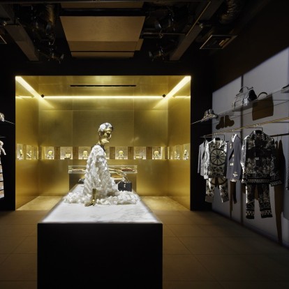 New Opening: Μια ματιά στη νέα επιβλητική boutique του οίκου Dolce & Gabbana στη Seoul