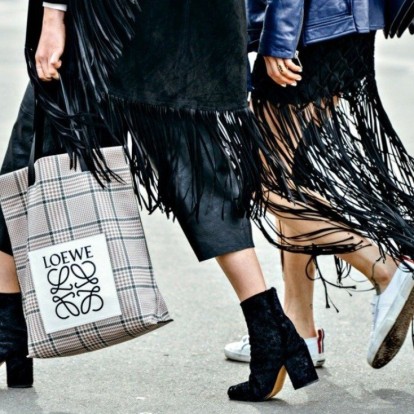 F for fringe: Τα κρόσσια είναι το απόλυτο microtrend της άνοιξης κι εμείς σας θα δείχνουμε πώς να το φορέσετε