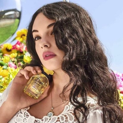H κόρη της Monica Bellucci, Deva Cassel, πρωταγωνιστεί στη νέα καμπάνια αρώματος της Dolce & Gabbana 