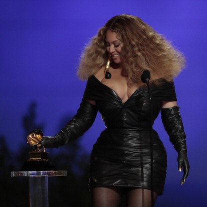 Grammy Awards 2021: Σάρωσε για άλλη μια χρονιά η Beyoncé -όλα τα highlights της λαμπερής βραδιάς