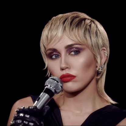 Το νέο τραγούδι της Miley Cyrus, "Angles Like You", είναι μια ωδή στην αισιοδοξία της άνοιξης