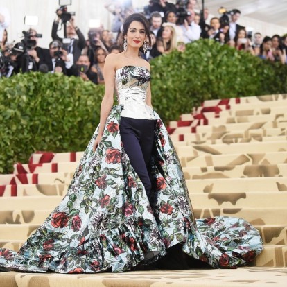 Ένα throwback στις πιο εντυπωσιακές red carpet εμφανίσεις της Amal Clooney