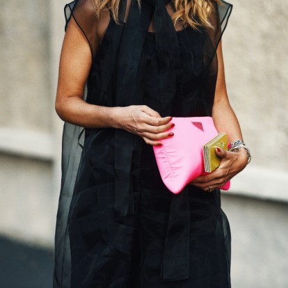 Must-haves: Τα φωτεινά χρώματα στις τσάντες που κυριαρχούν τη φετινή άνοιξη