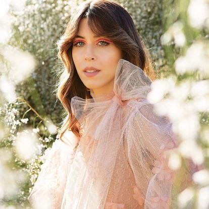 H Demy μιλάει για τα δικά της ιδανικά, τη βαθιά ηθική κρίση του καλλιτεχνικού χώρου & εξηγεί γιατί δεν παύει να πιστεύει στην αγάπη