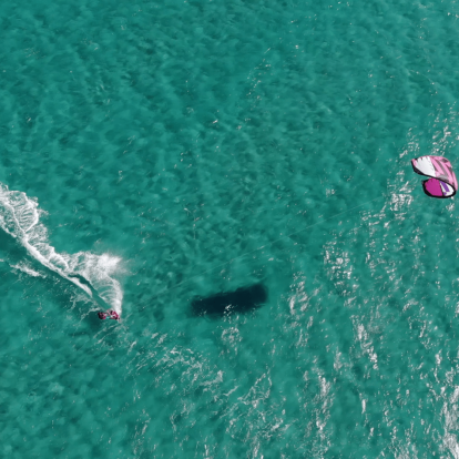 "We Are Amphibians": Ένα φωτεινό μήνυμα περιμένοντας το ελληνικό καλοκαίρι