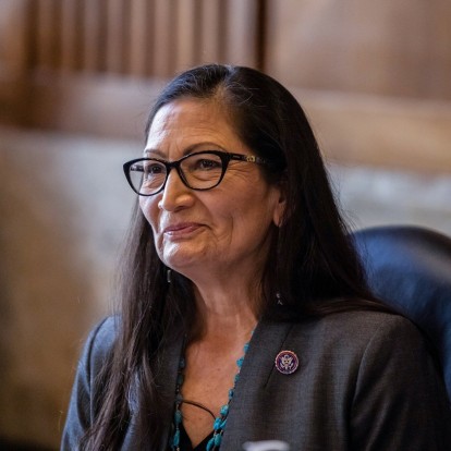Η Deb Haaland γράφει ιστορία στην πολιτική ζωή των ΗΠΑ ως η πρώτη Ινδιάνα Υπουργός