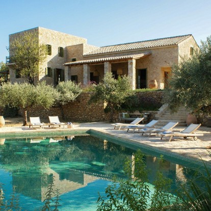 Μια πέτρινη κατοικία στη Μάνη που αντλεί έμπνευση από τα φυσικά χρώματα του μοναδικού τοπίου της περιοχής