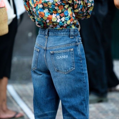 Straight leg jeans: Οι πιο fashionable τρόποι για να φορέσετε τη νέα τάση στον κόσμο των τζιν