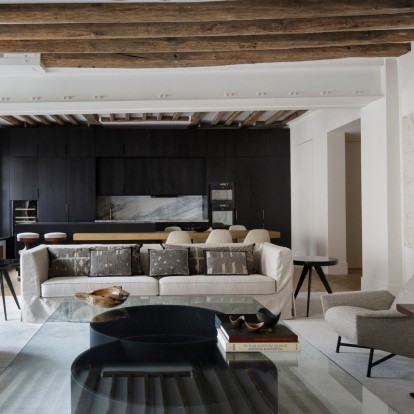 Ένα γοητευτικό διαμέρισμα στο κέντρο του Παρισιού παραδίδει μαθήματα αισθητικής 