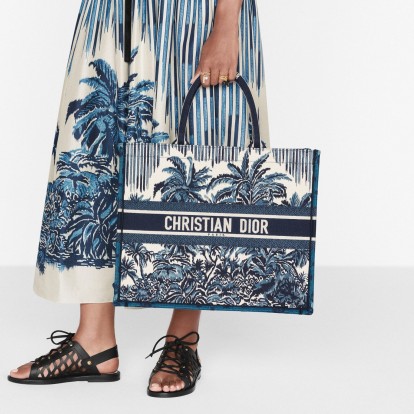 Dior Book Tote Palms: Δείτε το making of της νέας iconic τσάντας του γαλλικού οίκου
