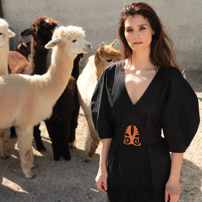 Η ταλαντούχα ηθοποιός, Πηνελόπη Τσιλίκα, μιλάει για τον ρόλο της στην πολυαναμενόμενη σειρά της χρονιάς «Σιωπηλός Δρόμος» αλλά και τη νέα ημέρα στο θέατρο