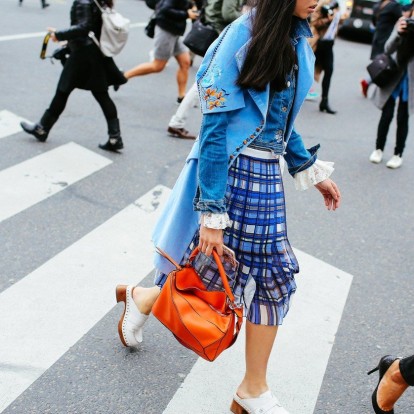 13+1 bold bags για τις πιο φωτεινές και trendy εμφανίσεις 