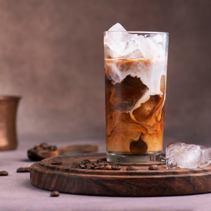 For coffee lovers: Tips για να διατηρείτε τα δόντια σας λευκά εάν πίνετε πολύ καφέ