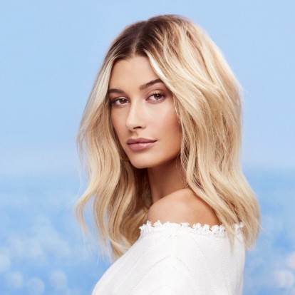Η Hailey Bieber εγκαινίασε το κανάλι της στο YouTube με guest star την Kendall Jenner