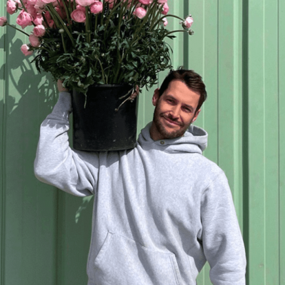 O Jacquemus δημιούργησε το δικό του pop up ανθοπωλείο στο Παρίσι με μπουκέτα από τα υφάσματά του 