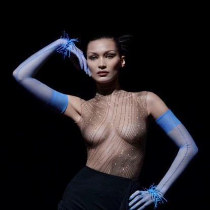 O οίκος Mugler εντυπωσίασε με το 2o μέρος της ανοιξιάτικης συλλογής του με πρωταγωνίστρια την Bella Hadid 
