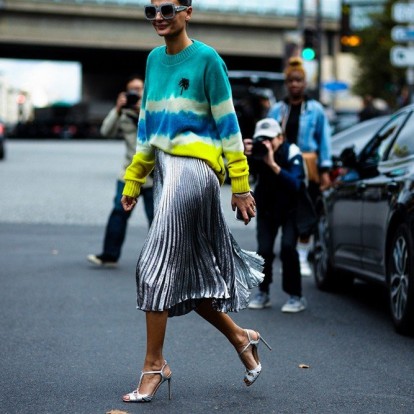 Οι ανατρεπτικές midi skirt της spring season που θα αναδείξουν τα πόδια σας