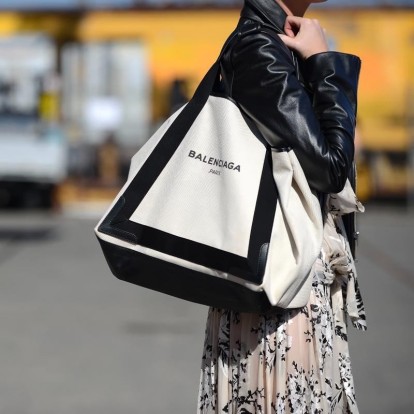 Tote bags: Τα fashionable σχέδια για να επενδύσετε τη φετινή σεζόν 
