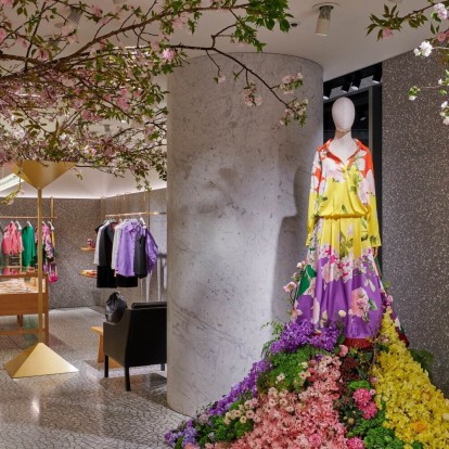 O οίκος Valentino γιορτάζει την SS21 συλλογή του με ένα special installation στο flagship store του στο Τόκιο