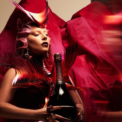 H Lady Gaga συνεργάζεται με τη θρυλική σαμπάνια Dom Pérignon για τη δημιουργία μιας limited edition φιάλης