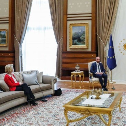 Sofa - gate: Το «φάντασμα» του σεξισμού επιστρέφει με τον πιο εμφατικό τρόπο κι ήρθε η ώρα να αντιδράσουμε 