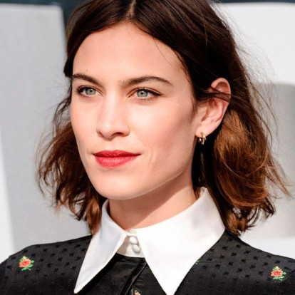 H Alexa Chung αποκαλύπτει τα must-haves που δε βγάζει από την beauty bag της