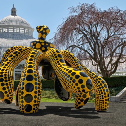 Οι κολοκύθες και τα περίφημα Polka Dots της Yayoi Kusama έχουν κι επίσημα κατακλύσει τον Βοτανικό Κήπο της Νέας Υόρκης