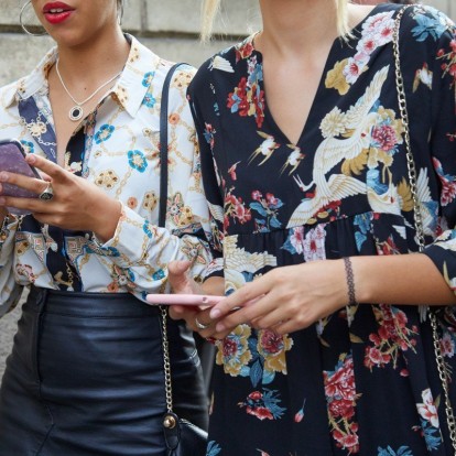 Florals: Τα σχέδια στα tops που θα σας χαρίσουν το απόλυτο spring look 