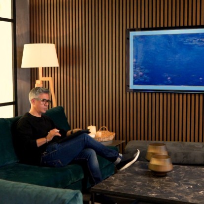 O αρχιτέκτονας & interior designer ﻿Κώστας Γκάγκος μάς συστήνει την τηλεόραση που θυμίζει ένα πραγματικό έργο τέχνης 