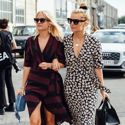 Wrap dress: Oι 14 προτάσεις του πιο θηλυκού φορέματος που θα ανεβάσει την αυτοπεποίθησή σας