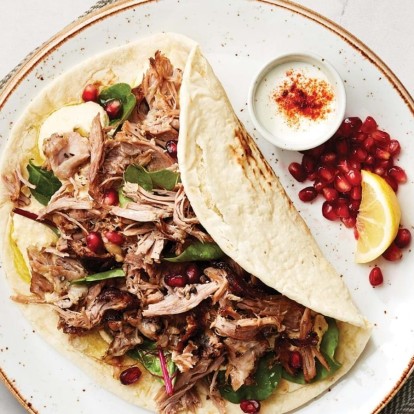 Ο Άκης Πετρετζίκης ετοίμασε τα πιο νόστιμα lamb pies για το Πασχαλινό τραπέζι