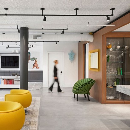 Ένα industrial loft στη Νέα Υόρκη που συνδυάζει την τέχνη με τον σύγχρονο μινιμαλισμό