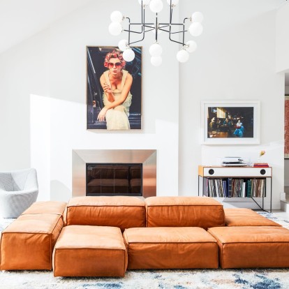 Μέσα σε μια stylish μονοκατοικία στο Long Island με μοναδικό φυσικό φωτισμό & έντονα χρώματα