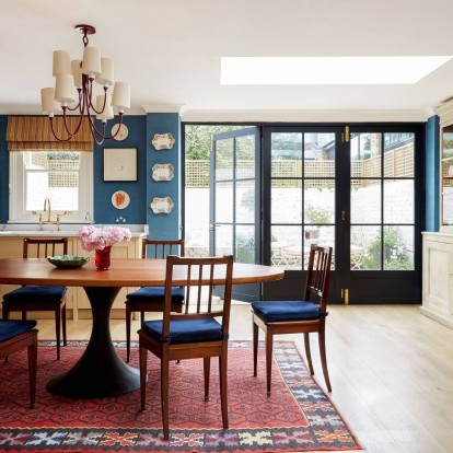 Ένα πολύχρωμο family house στο Λονδίνο που ξεχωρίζει για την rustic αισθητική του