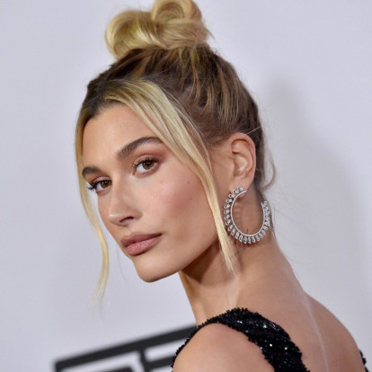 Τα πολύτιμα μυστικά της Hailey Bieber για αψεγάδιαστο & λαμπερό δέρμα