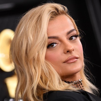Η Αμερικανίδα τραγουδίστρια, Rebe Rexha, δείχνει την 10λεπτη ρουτίνα ομορφιάς της