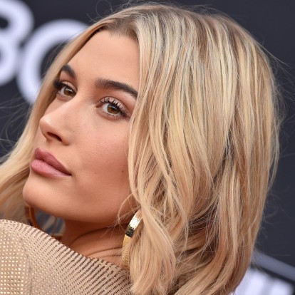 H Hailey Bieber αποκαλύπτει τη βραδινή skincare ρουτίνα της