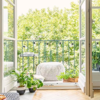 Outdoors: Tips για να δημιουργήσετε ένα καλαίσθητο και κατάφυτο μπαλκόνι