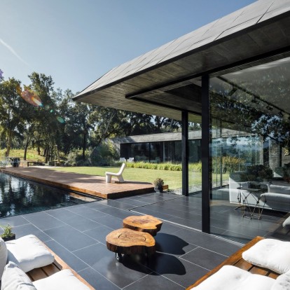 To Cork Oak house είναι μια κατοικία «βουτηγμένη» μέσα στη φύση της Πορτογαλίας