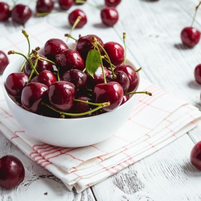 May: Tα φρούτα εποχής που οφείλουμε να έχουμε στο ψυγείο μας