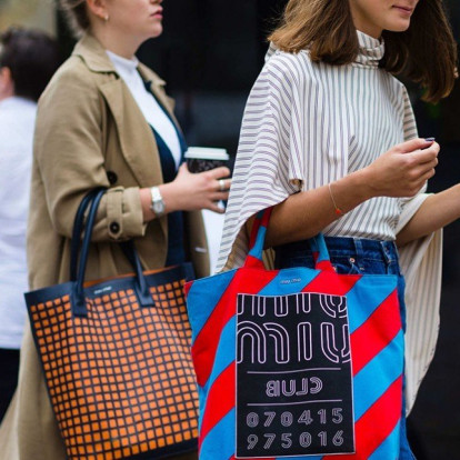 Tote bag: Έτσι θα φορέσετε τη must-have τσάντα για όλες τις ώρες 