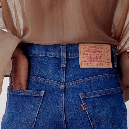 Maison Valentino X LEVI’S: Η νέα συνεργασία που μας κάνει να αγαπάμε τα τζιν μας λίγο περισσότερο