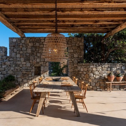 Μια εντυπωσιακή βίλα στη Μύκονο μας φέρνει στο μυαλό το αυθεντικό ελληνικό καλοκαίρι 