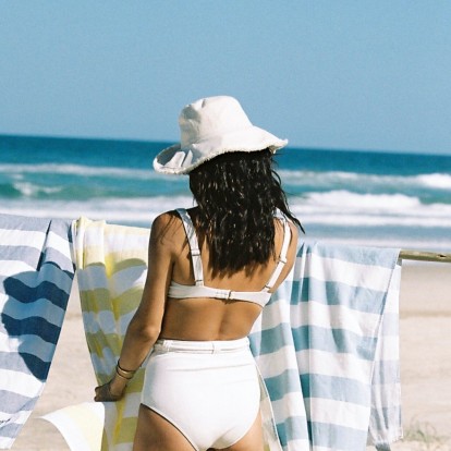 Θέλετε elegant beach looks; Οι 15 πιο τέλειες πετσέτες θαλάσσης για να τα πετύχετε 
